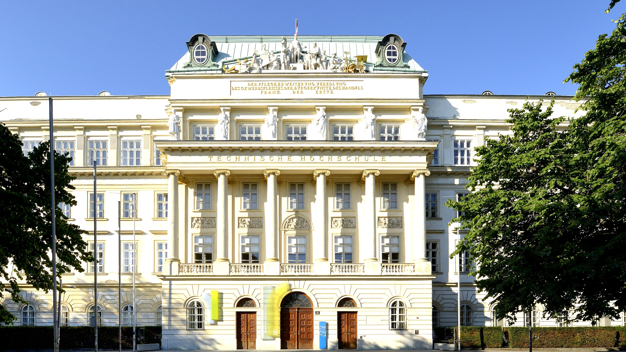 Historischer Straßenzug mit Wohn- und Geschäftshäusern in der Inneren Stadt Wien