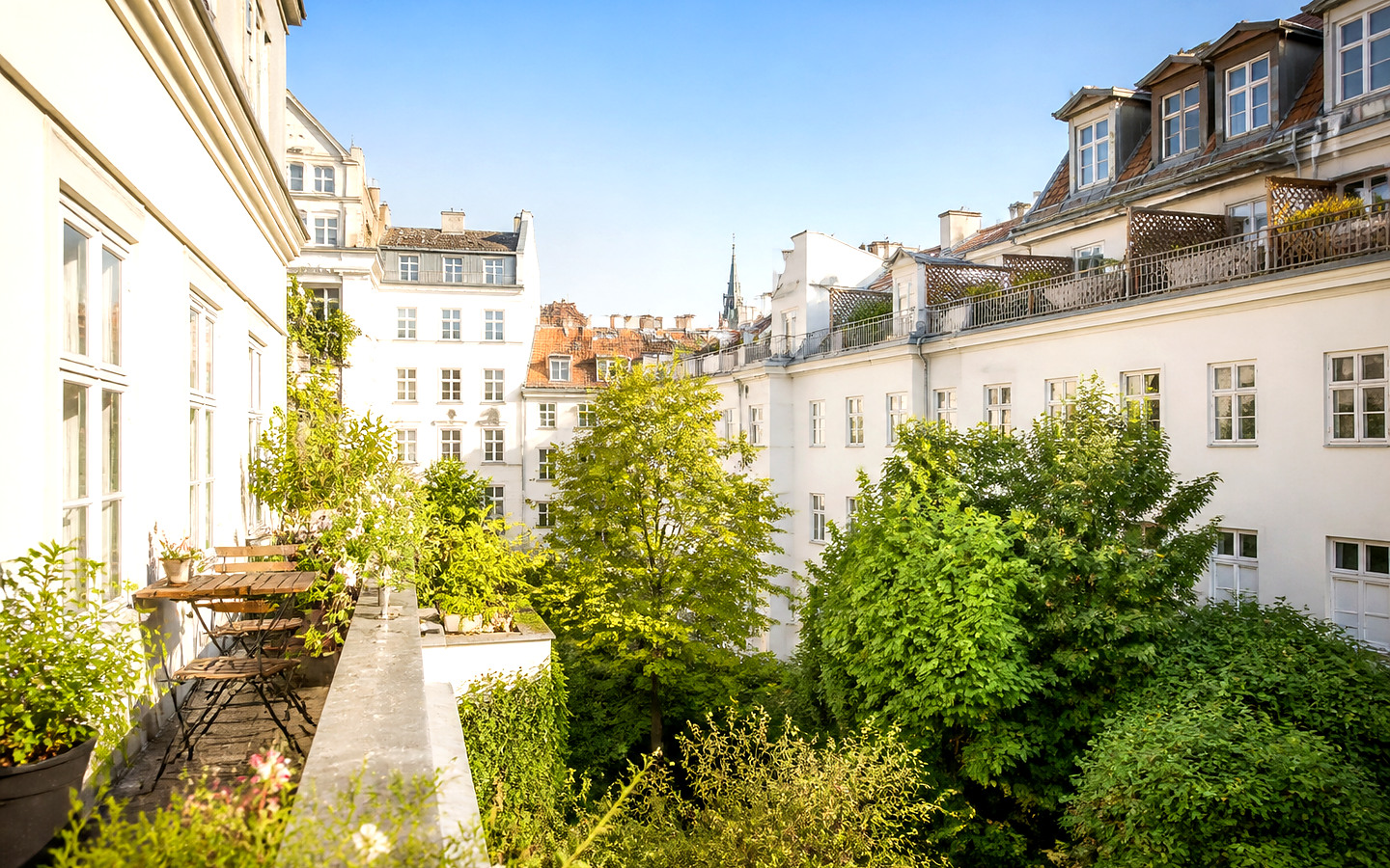 Straße und Innenhof als helles Symbolbild für wien-1.com